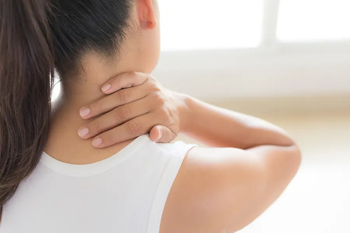 Dolore cervicale: cause, sintomi e trattamento osteopatico